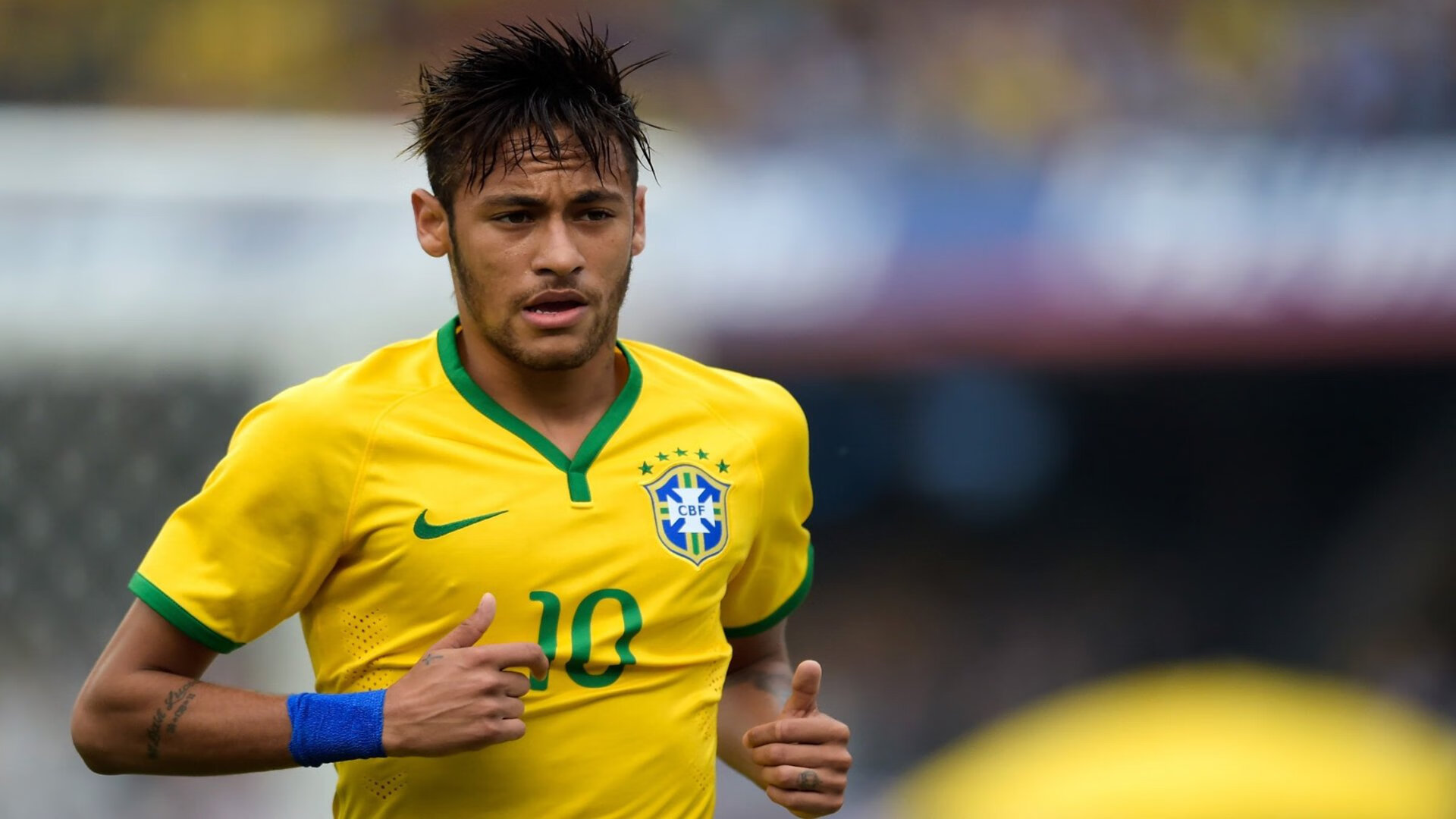 “高新体育中心羽毛球：赛事进程紧张刺激，决赛悬念重重”